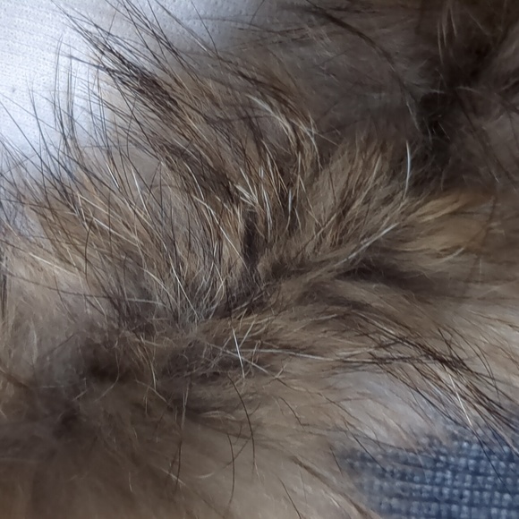 Real FUR collared long sleeve acrylic knit drop shoulder long sweater. - Picture 6 of 8